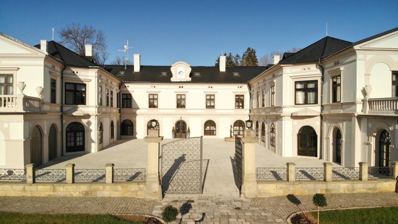 Zamek Wichterle - Hotel A Pivni Lazne Slavicin Buitenkant foto