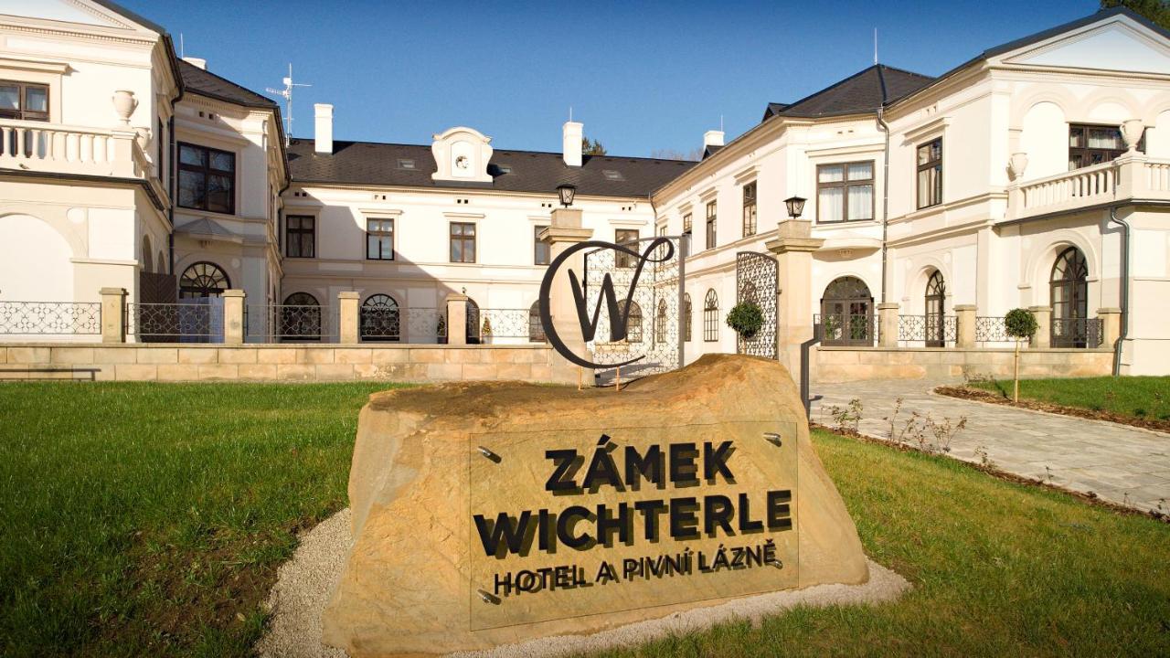 Zamek Wichterle - Hotel A Pivni Lazne Slavicin Buitenkant foto